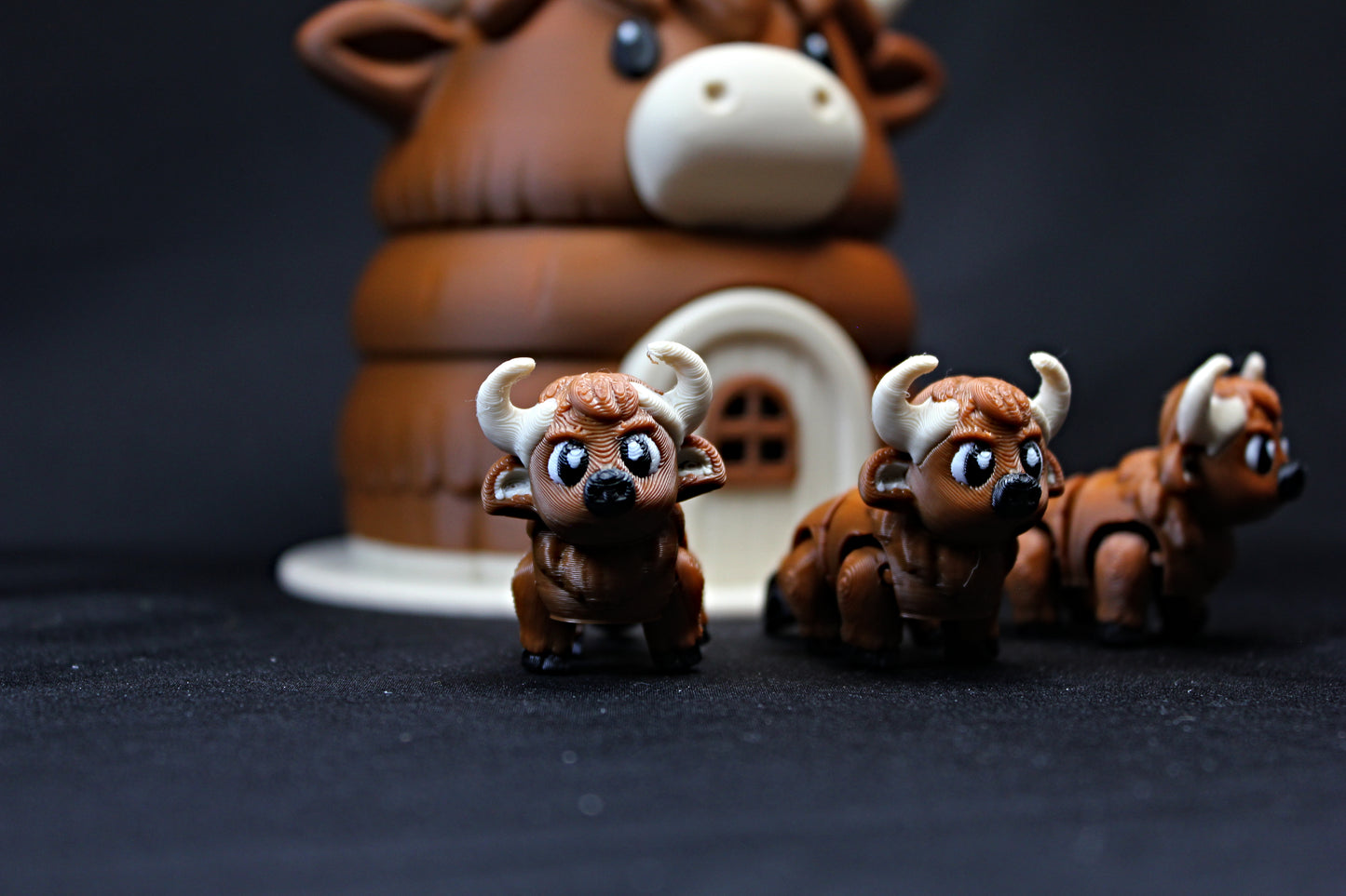 Highland Cow Container and Mini Cows